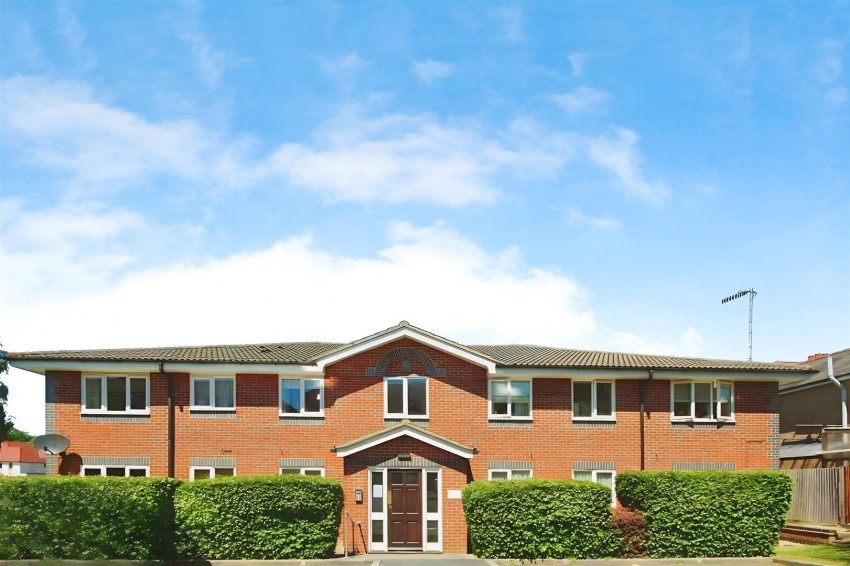 Images for CLOSE TO MET LINE