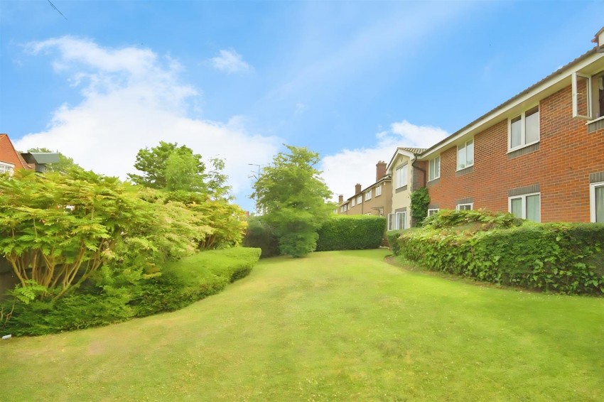 Images for CLOSE TO MET LINE