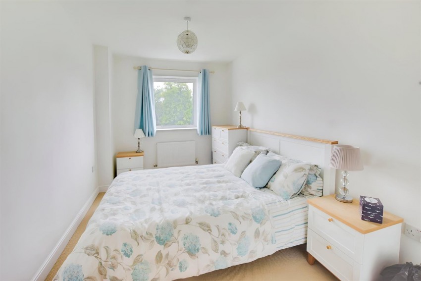 Images for APARTMENT OVERLOOKING GRAND UNION CANAL