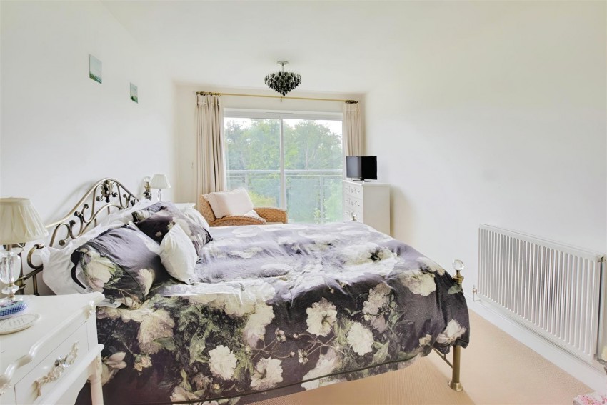 Images for APARTMENT OVERLOOKING GRAND UNION CANAL