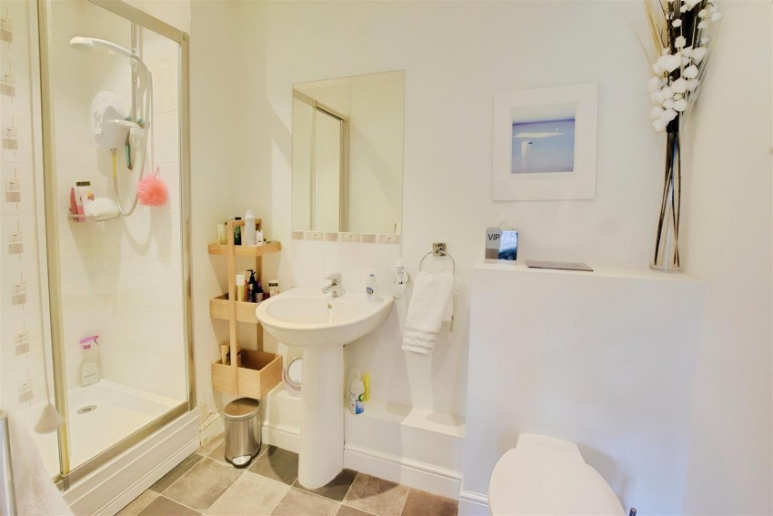 Images for APARTMENT OVERLOOKING GRAND UNION CANAL